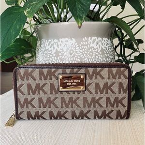 Michael Kors Jet Set Continental Wallet